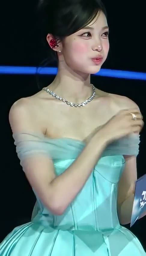 mc 이안 오프숄더 드레스