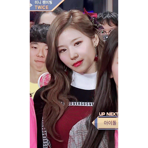 카메라에 사나빔 쏘는 사나.gif 2