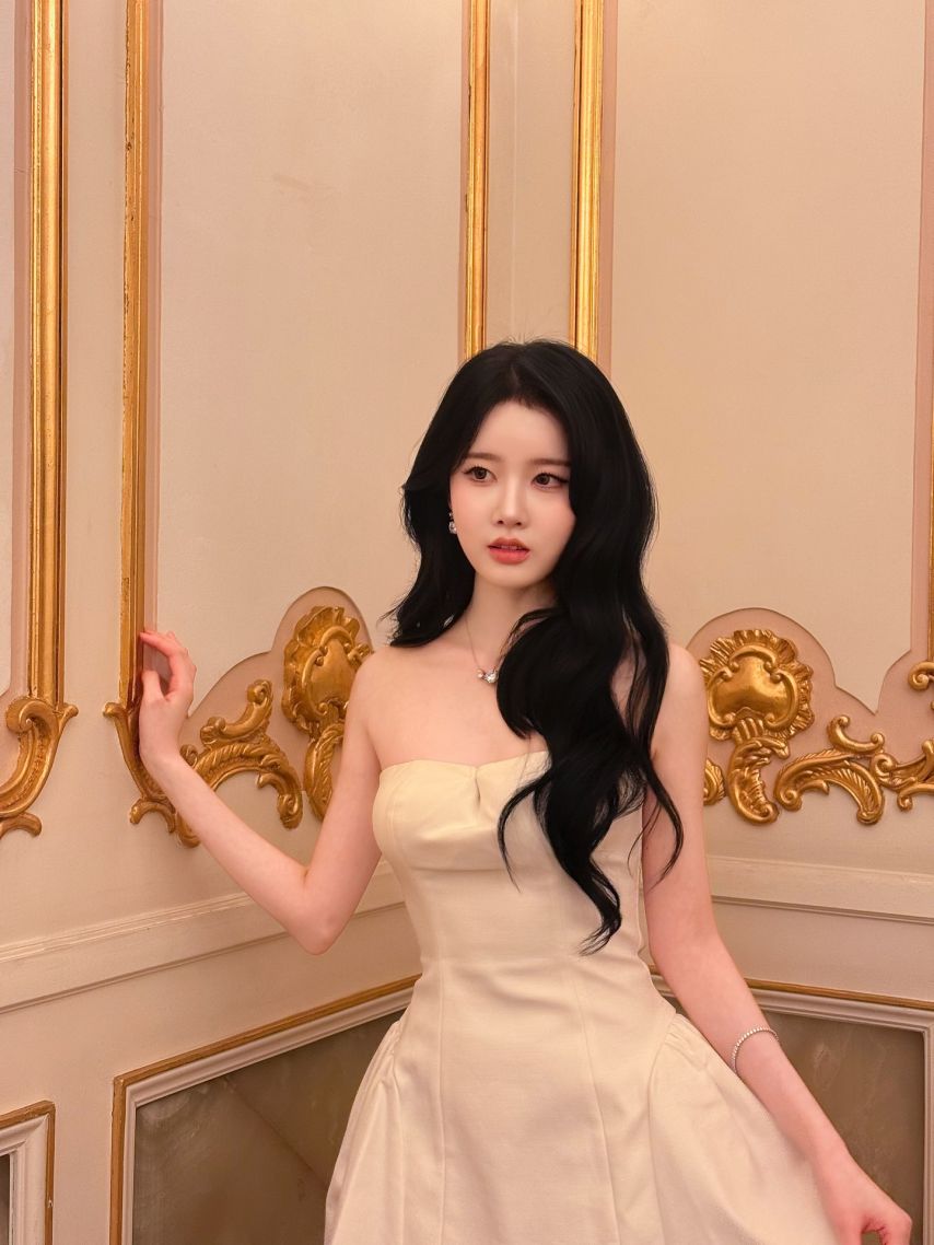 스테이씨 시은 오프솔더 미니 드레스 가슴골 살짝 5
