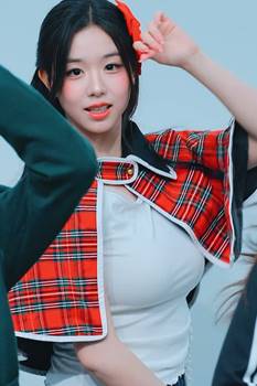 그냥 티셔츠 입은 트리플에스 김채연 움짤 1