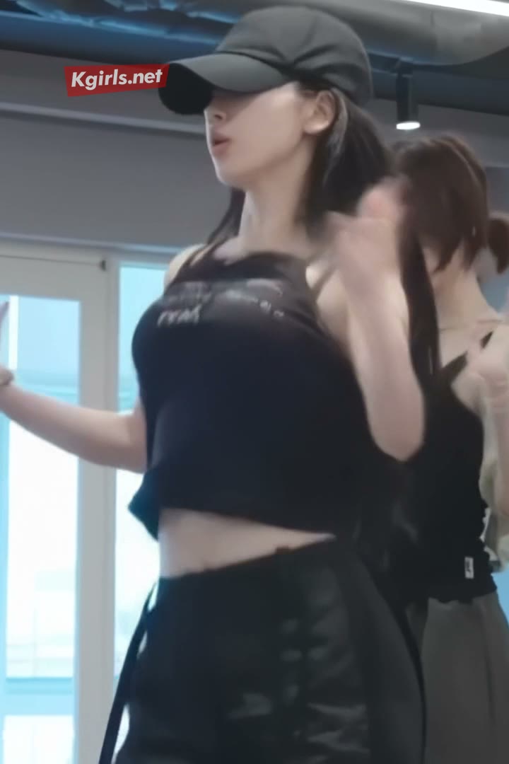 카리나 묵직한 나시 패션으로 안무 연습