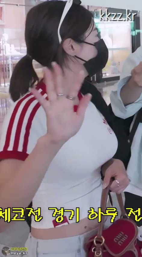 [권은비] 목걸이만 보이는 권은비