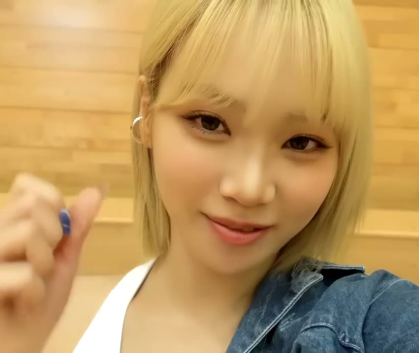 르세라핌 김채원 상상하게 하는 손놀림 화이트 조던 크롭탑 틈새로