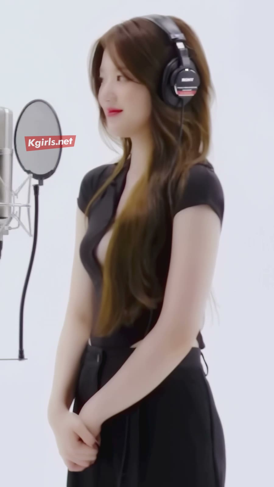 (여자)아이들 슈화 가슴 깊이 파인 의상