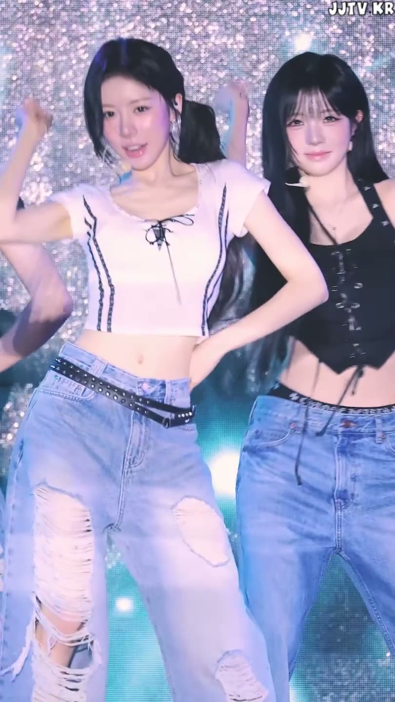 스트랩 봉긋 가슴 흰 크롭티 배꼽 노출 트리플에스 정혜린 tripleS HyeRin
