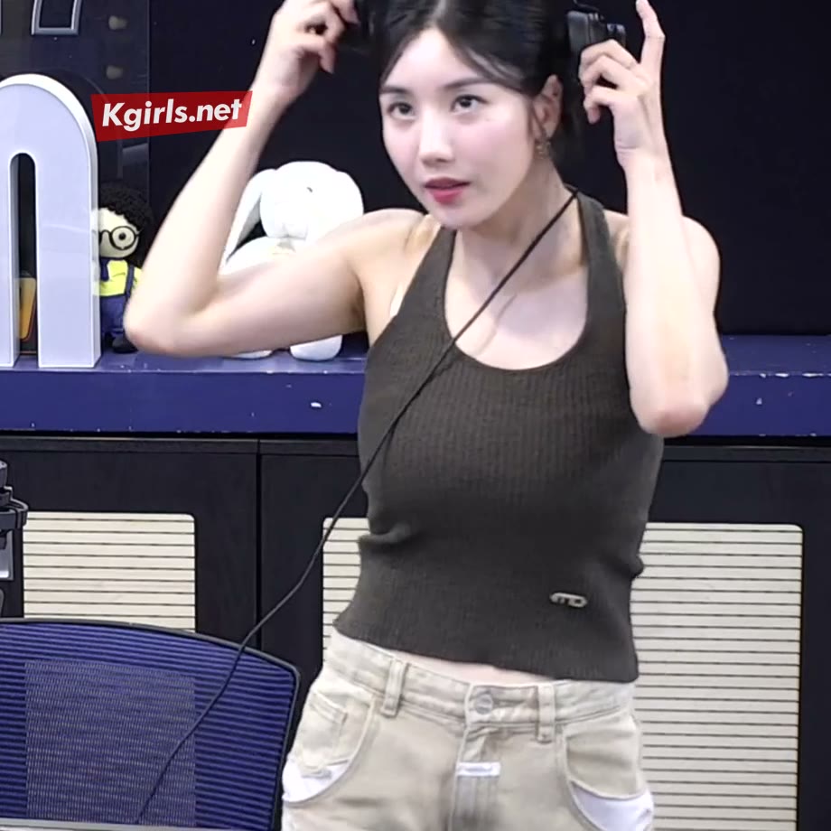 권은비 묵직함이 남다른 골지 나시