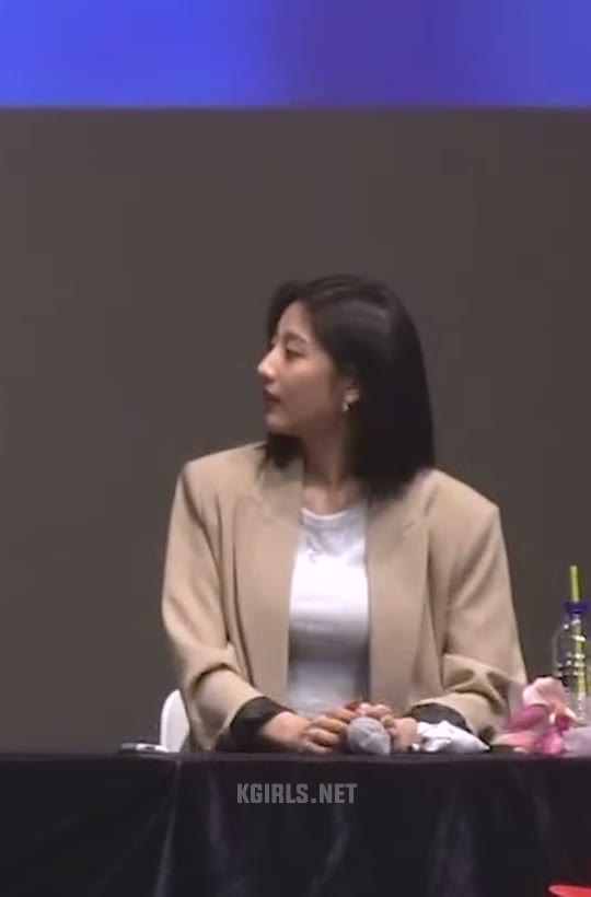 러블리즈 정예인 봉긋한 크롭티 사복패션
