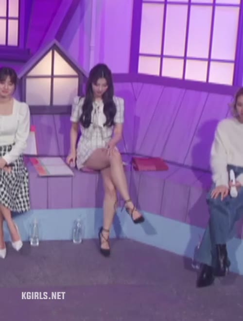 앉아 있는 모습도 요망한 트와이스 사나