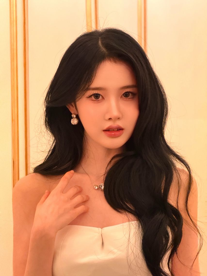 스테이씨 시은 오프솔더 미니 드레스 가슴골 살짝 8