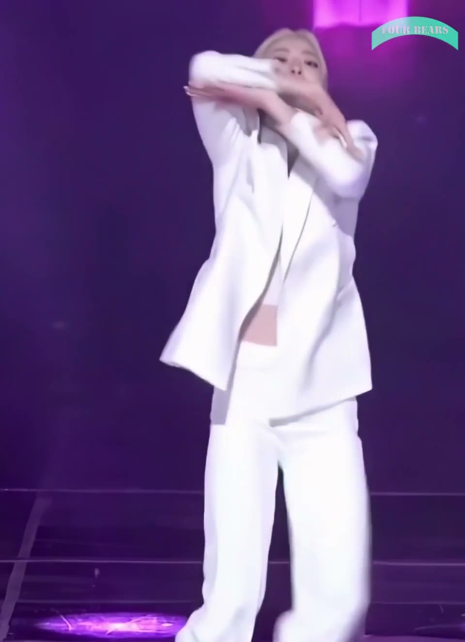 하이키 리이나 숙이고 모아주는 가슴골 노출
