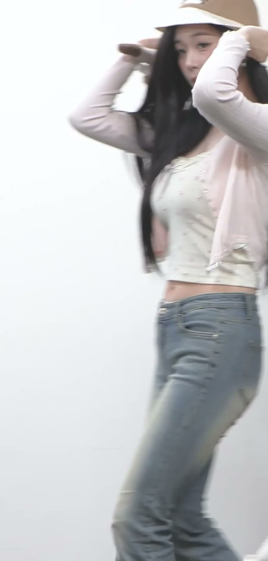 트리플에스 김채연 청바지 몸매 ㄷㄷㄷ