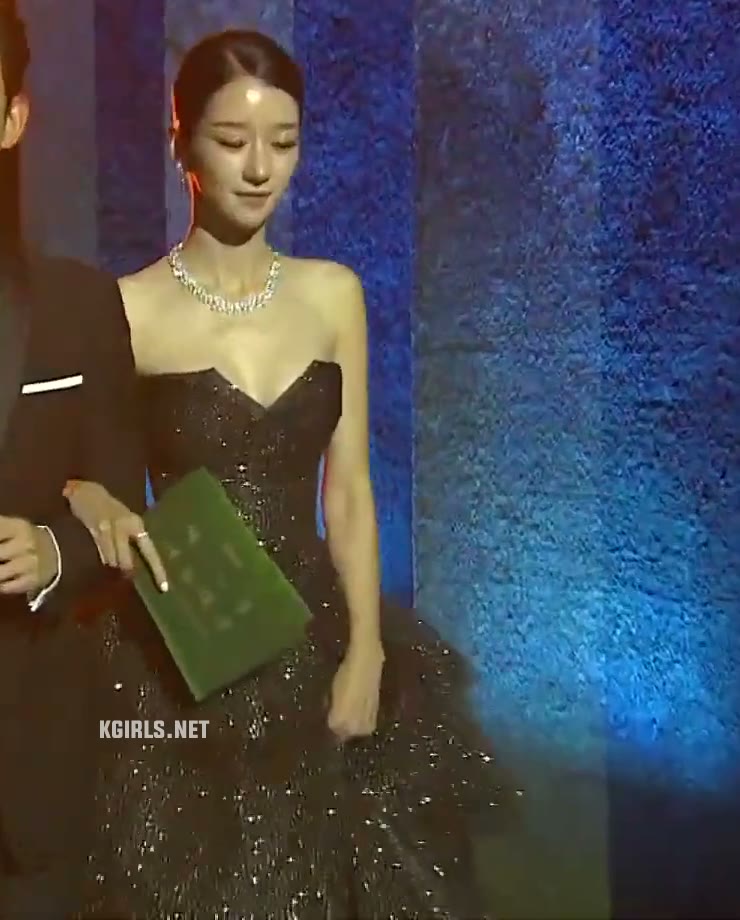서예지 과감한 튜브탑 드레스 자태