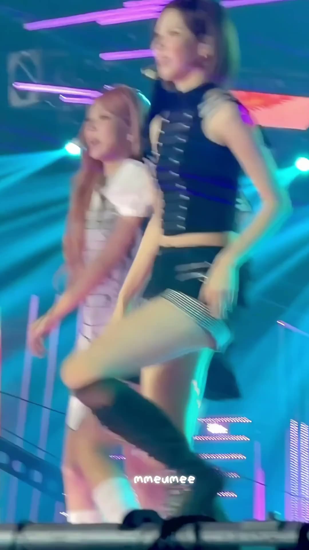 어제자 하츠투하츠 지우 짧은 팬츠