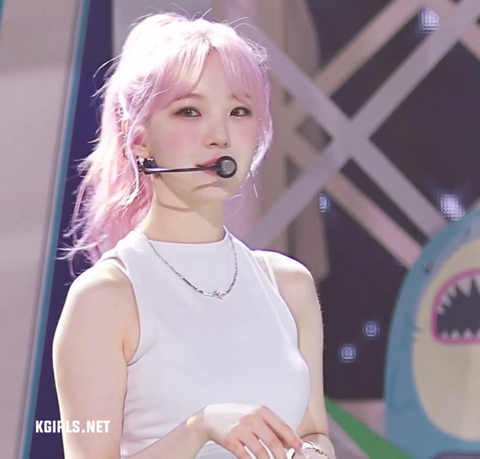 프로미스나인 백지헌 러블리한 핑크 포니테일