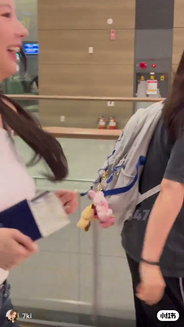 아이들 미연 공항패션 뛰어가는 봉긋 가슴 흰 오프솔더 티셔츠