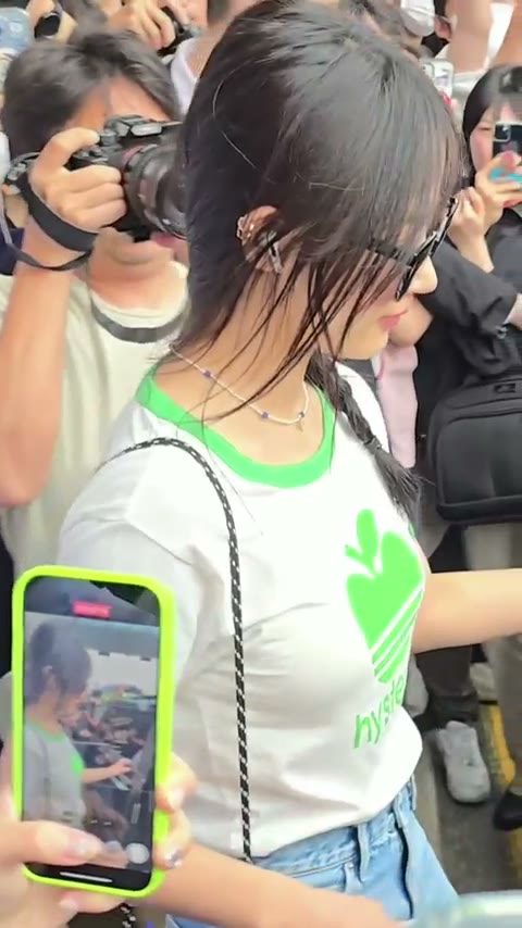 뉴진스 민지 봉긋 흰티