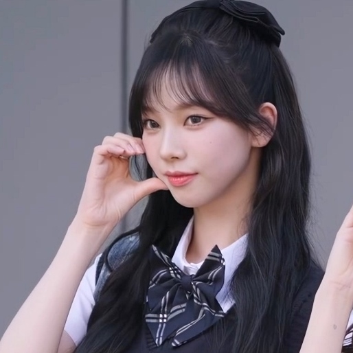교복을 입은 흑발 카리나 미모 7