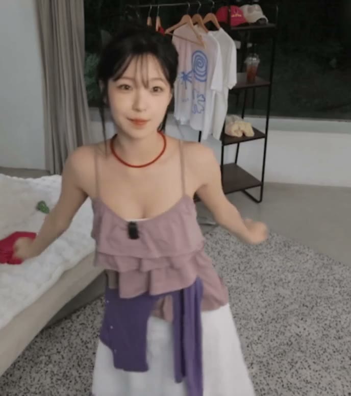 프로미스나인 백지헌 끈나시 가슴골