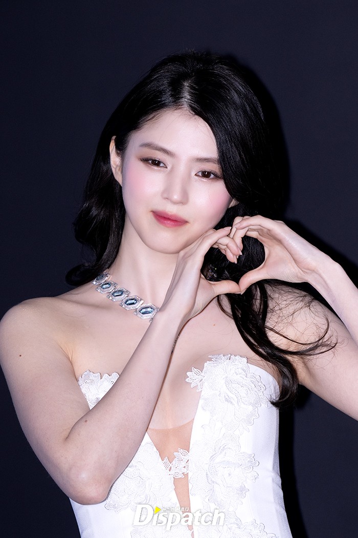 한소희 깊게 파인 순백색 드레스 자태 7