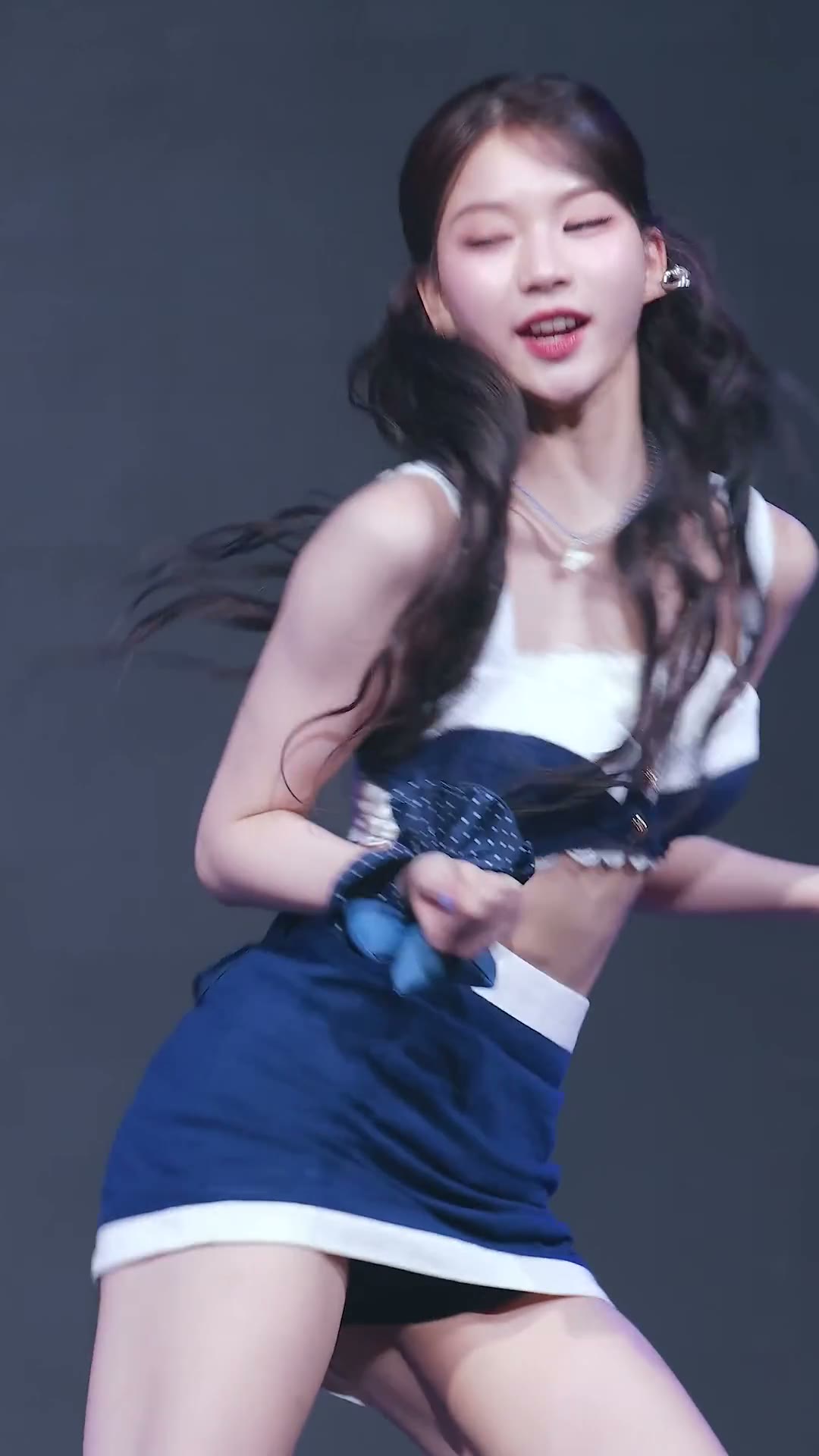 스테이씨 아이사 짧은 치마 블랙 속바지 엉밑살