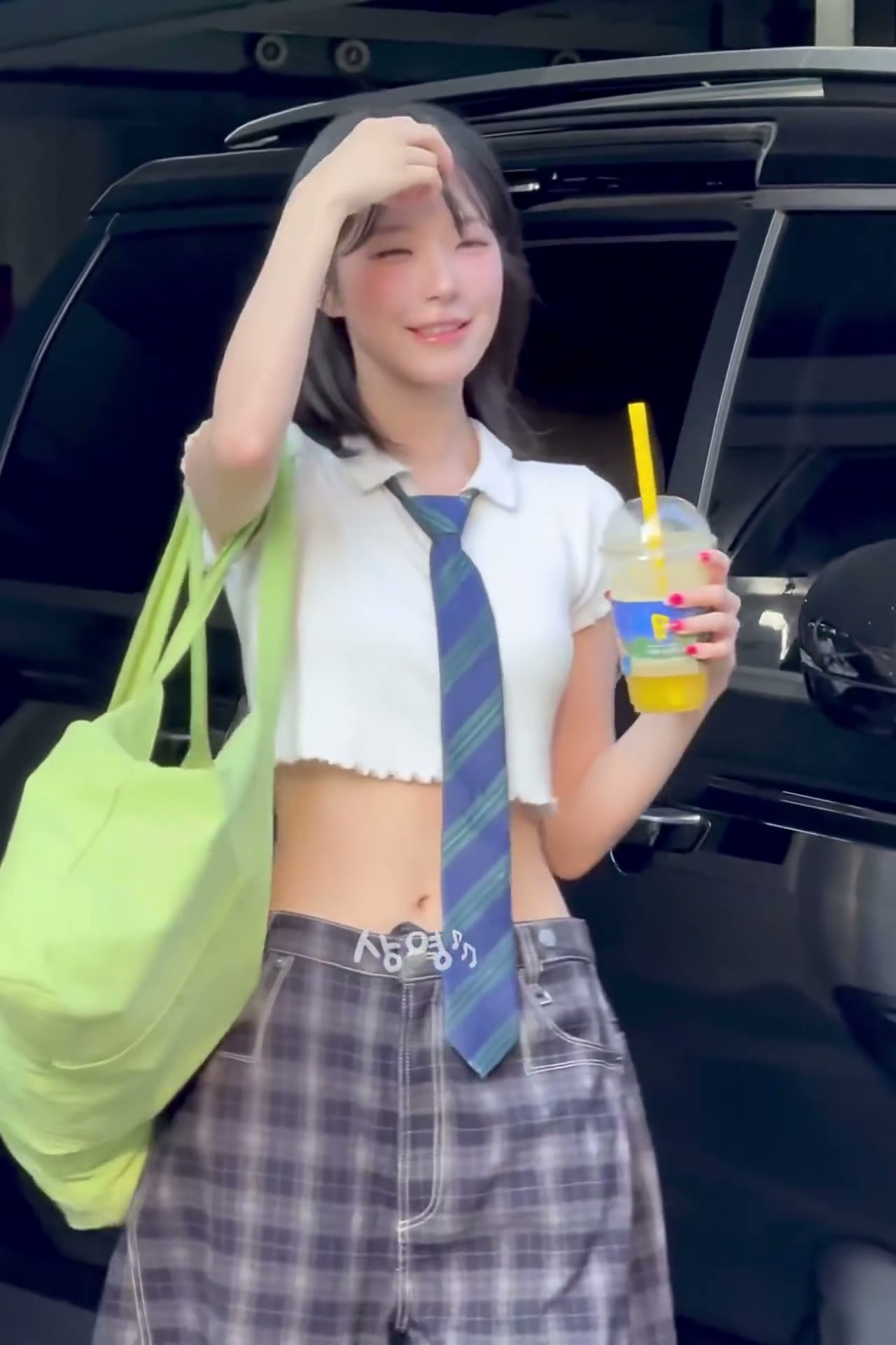 백지헌 크롭티 허리 라인