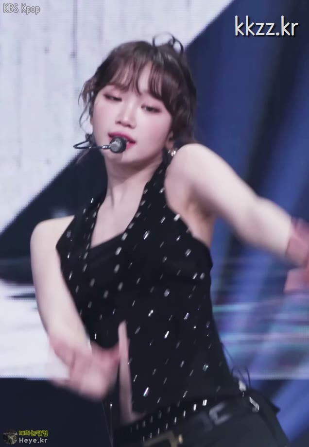 핏한 바지 라인 르세라핌 김채원 움짤