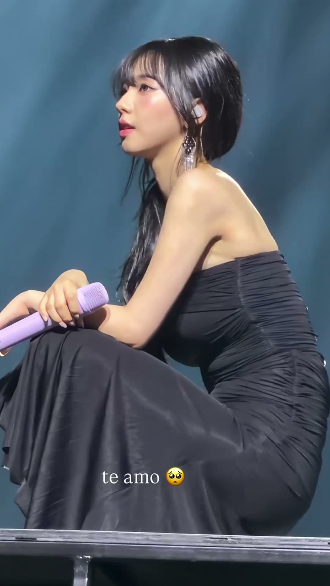 쪼그려 앉은 카리나 육감적인 살집
