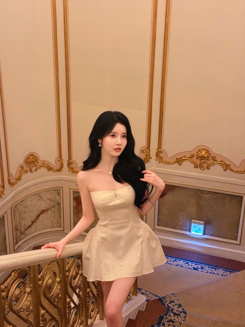 스테이씨 시은 오프솔더 미니 드레스 가슴골 살짝 10