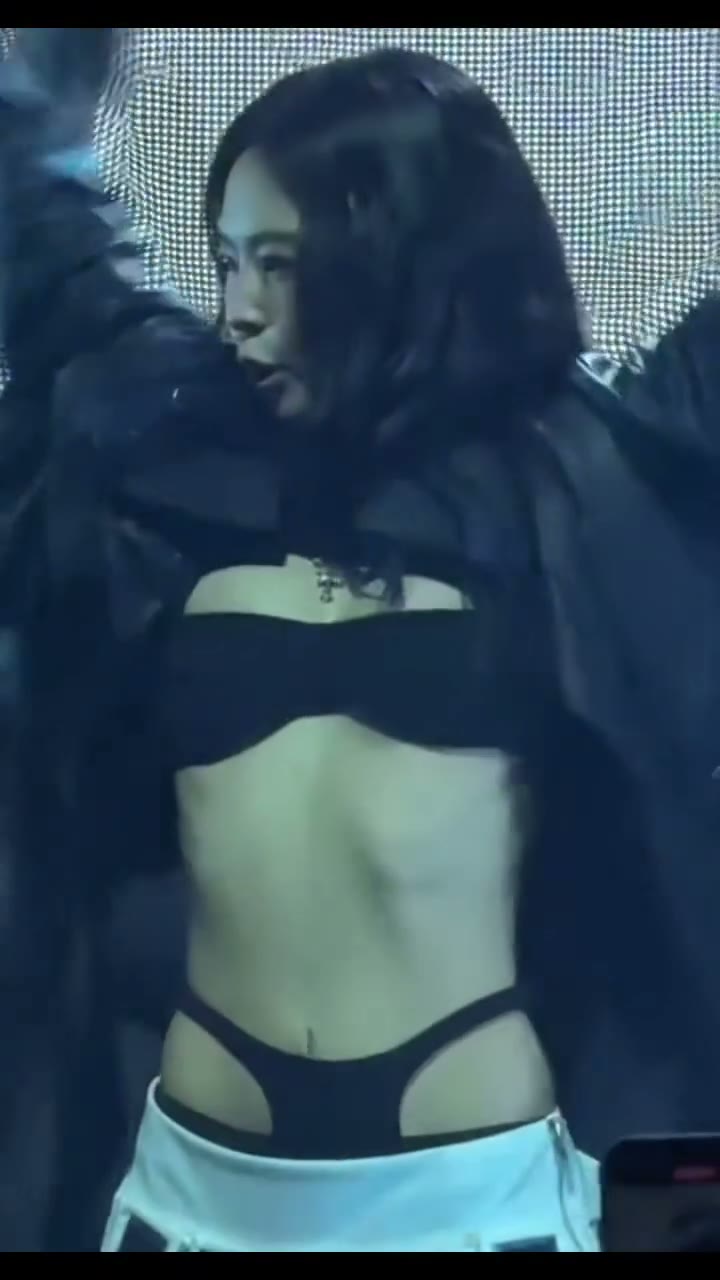 블랙핑크 제니 많이 작은 블랙 브라탑
