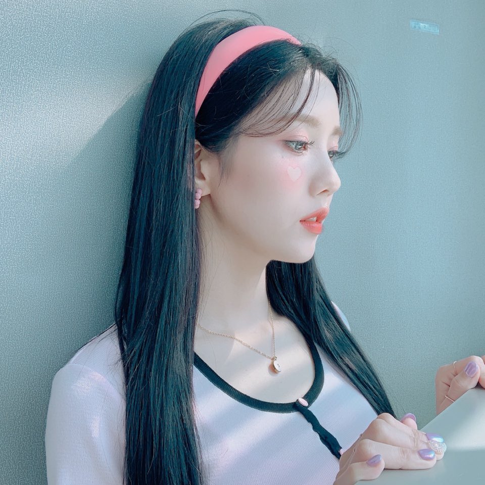 대기실에서 사진 찍는 권은비 옆태가.. 6