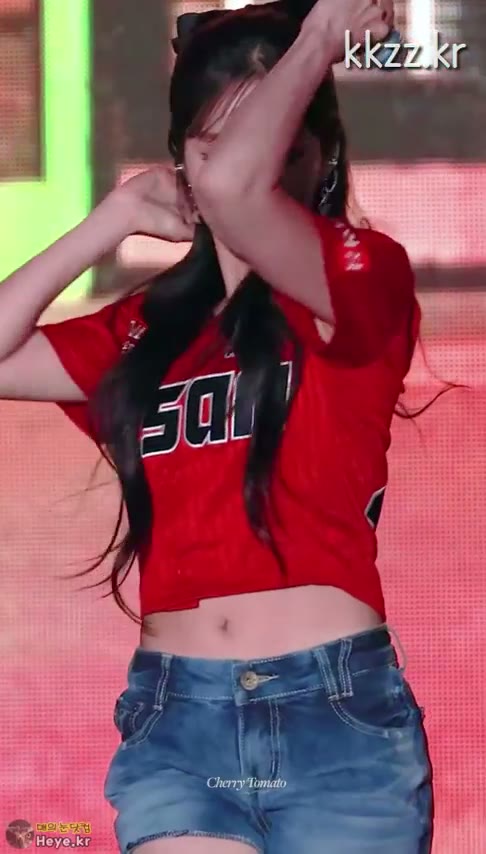 롯데 자이언츠 유니폼 입은 프로미스나인 박지원 움짤