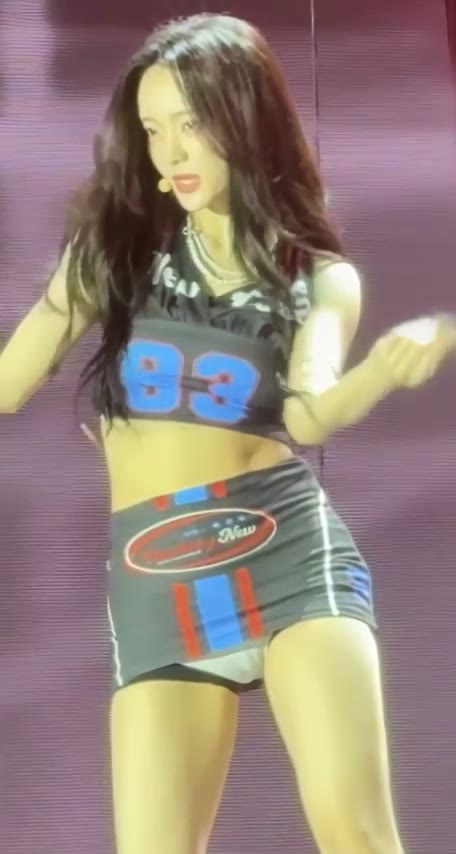 아이칠린 이지 너무 짧은 치마 블랙 속바지 위에 흰 속바지