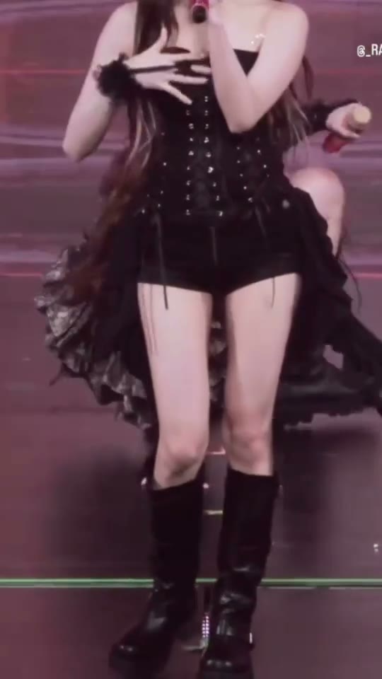 아이브 장원영 무대 바닥에 엎드린 집중하게 하는 가슴골