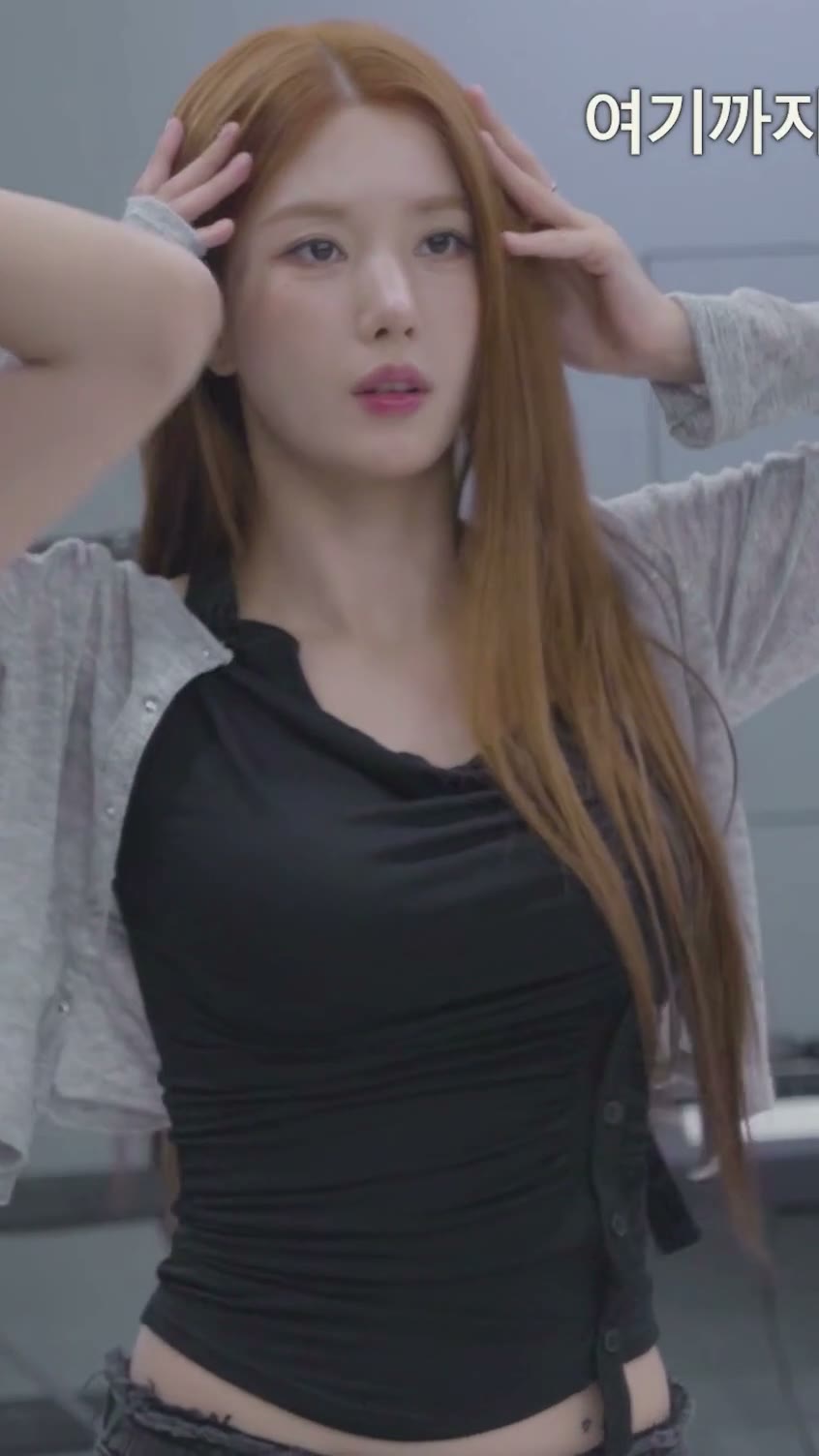 권은비 묵직 가슴 블랙 나시