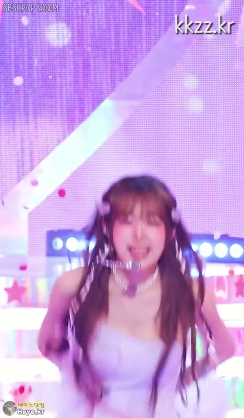 드레스 입은 최예나 윗가슴 드리블