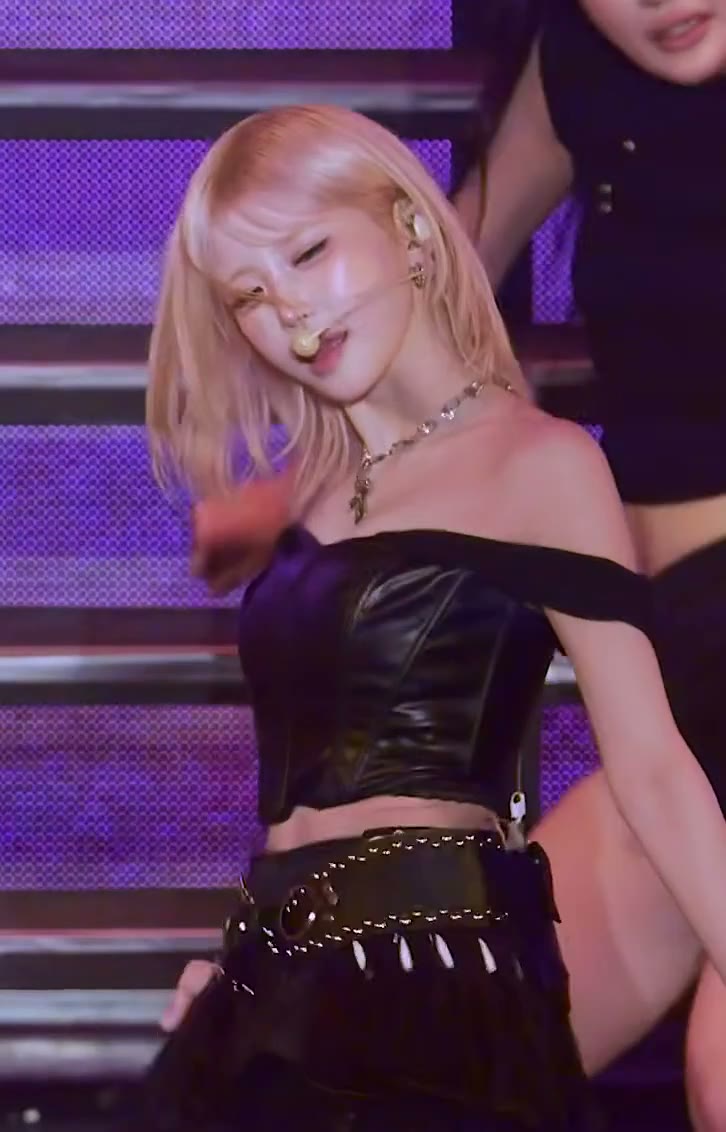 프로미스나인 송하영 이나경 이채영 콘서트 가죽 란제리룩 가슴골 바닥안무