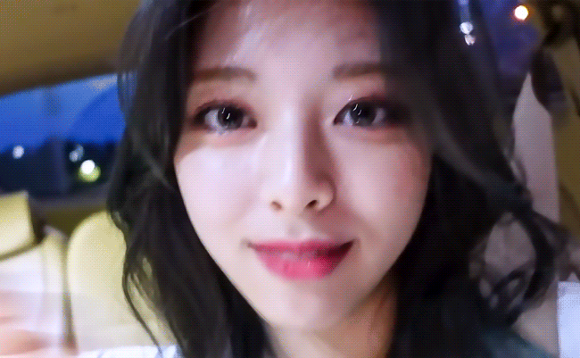 ITZY 유나 초근접샷,gif 4