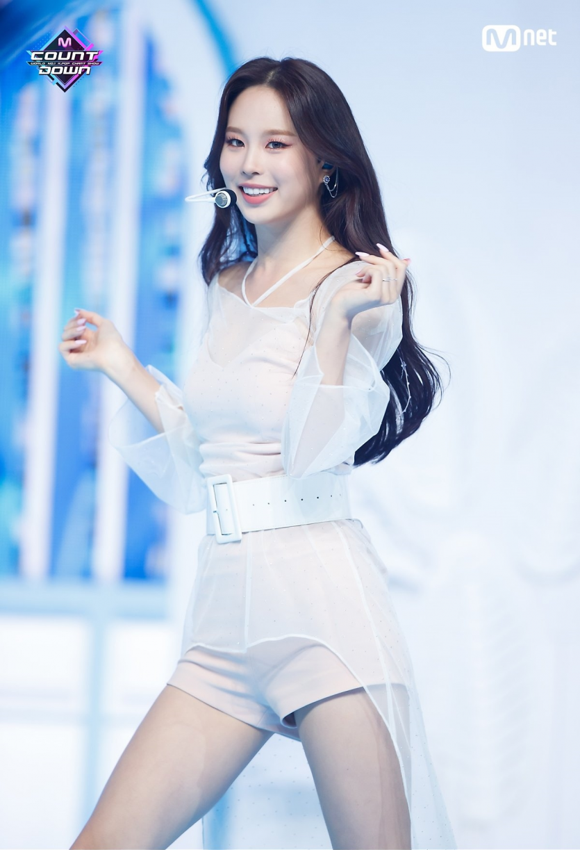 솔로가수 유하의 과감한 노출 7