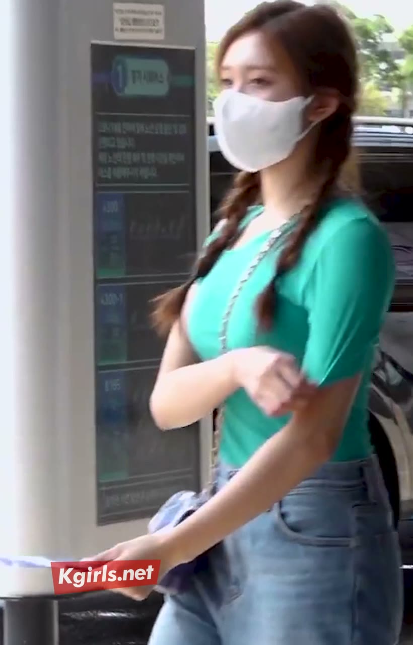 아이브 이서 시원한 티셔츠에 청바지
