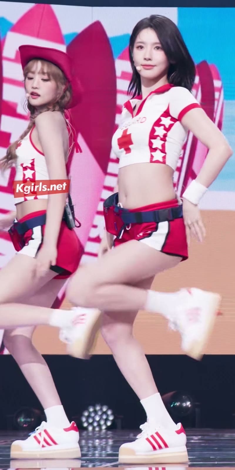 (여자)아이들 미연 너무 짧은 빨간 팬츠
