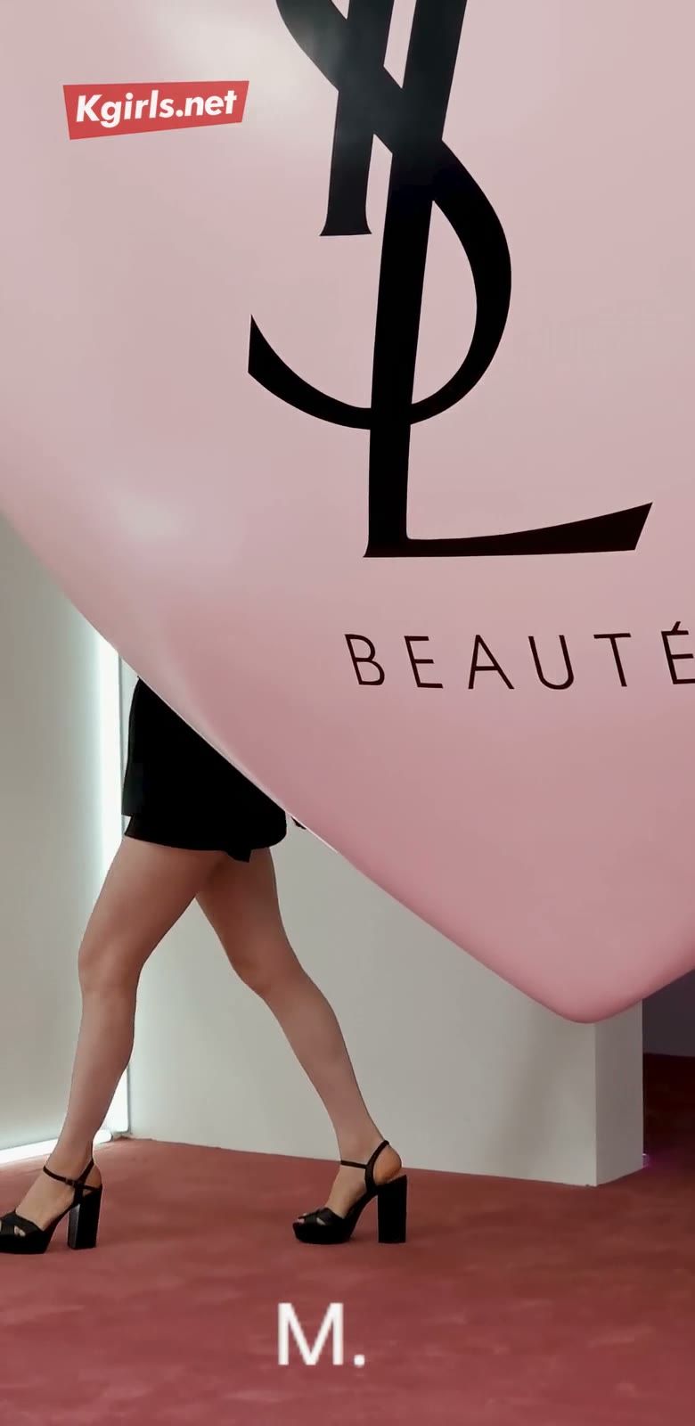 에스파 카리나 새하얀 각선미