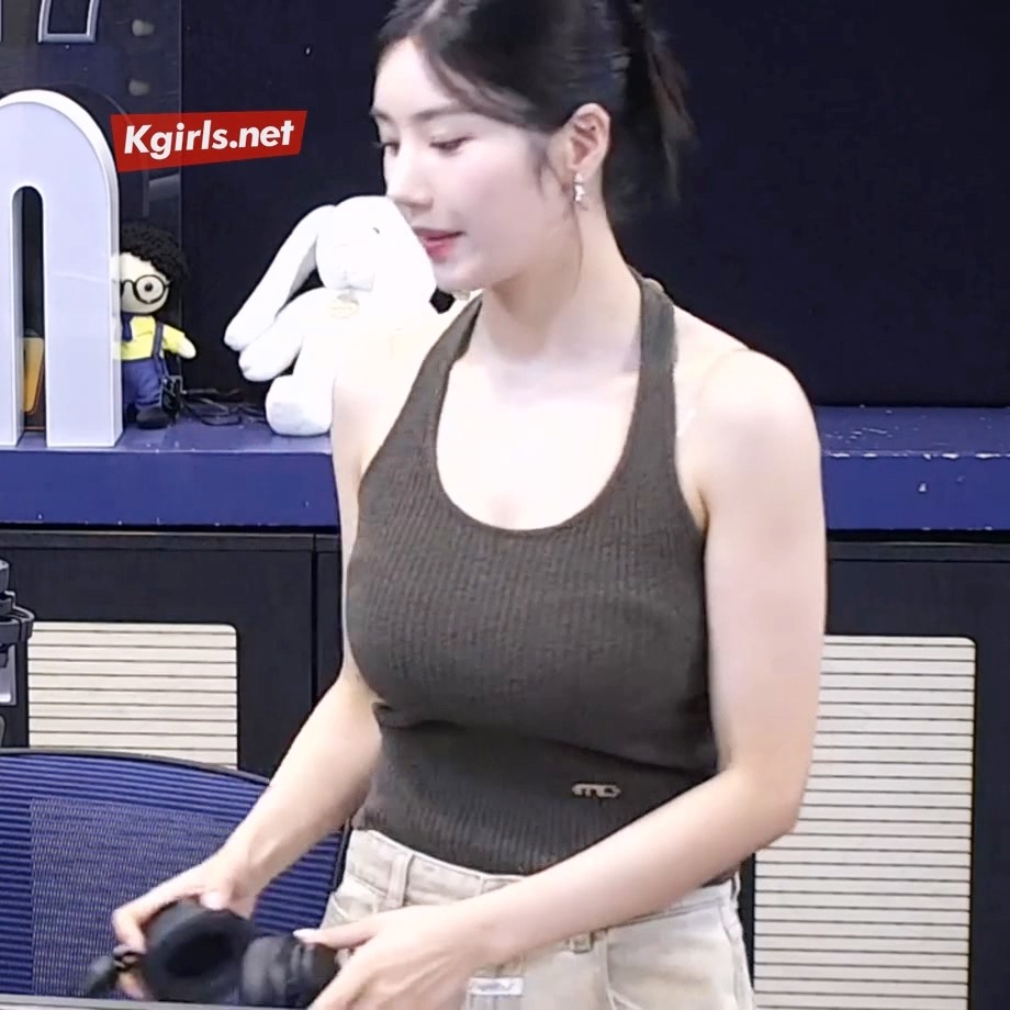 권은비 묵직함이 남다른 골지 나시 7