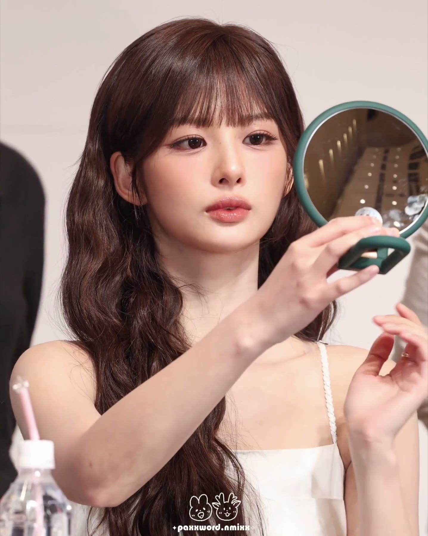 외모체크하는 설윤이