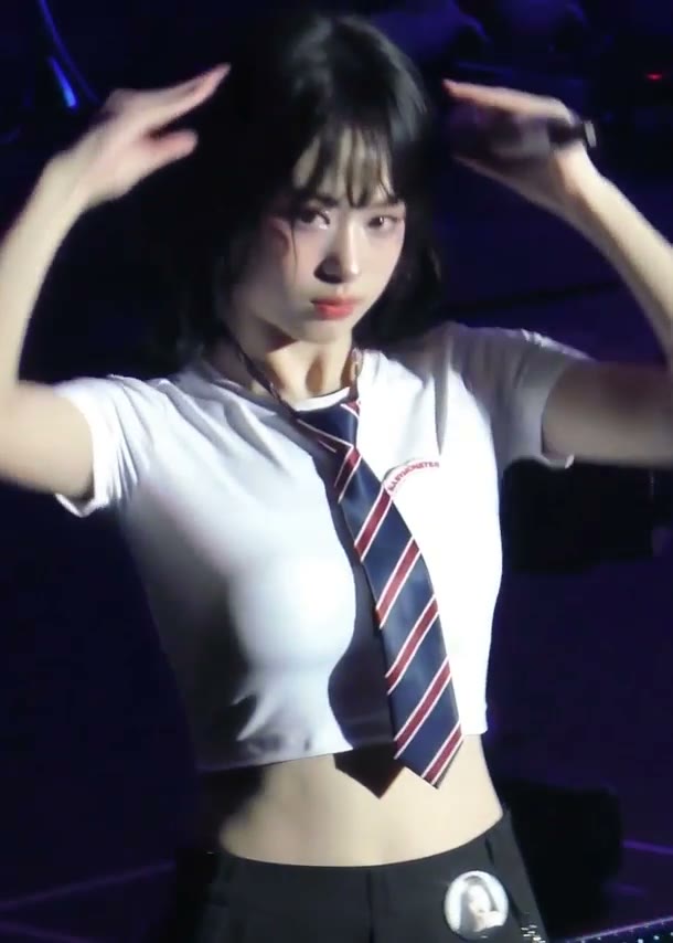 베이비몬스터 아현 크롭티 봉긋 가슴