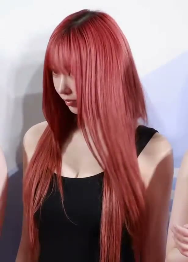 에스파 지젤 블랙 민소매 가슴골 살짝