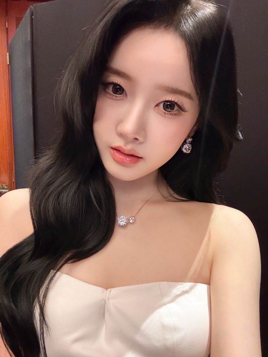 스테이씨 시은 오프솔더 미니 드레스 가슴골 살짝 2