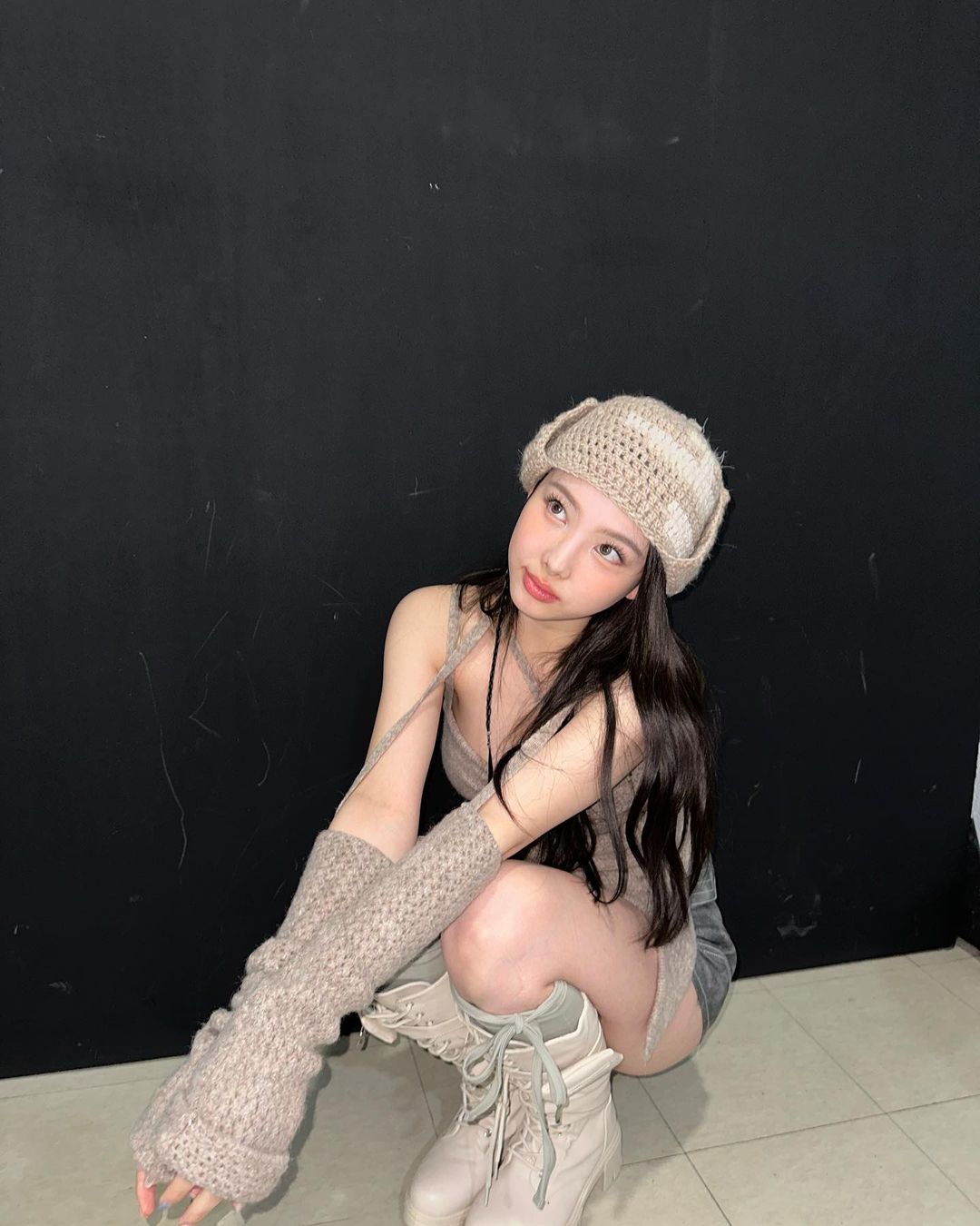 쪼그려 앉은 나연1 4