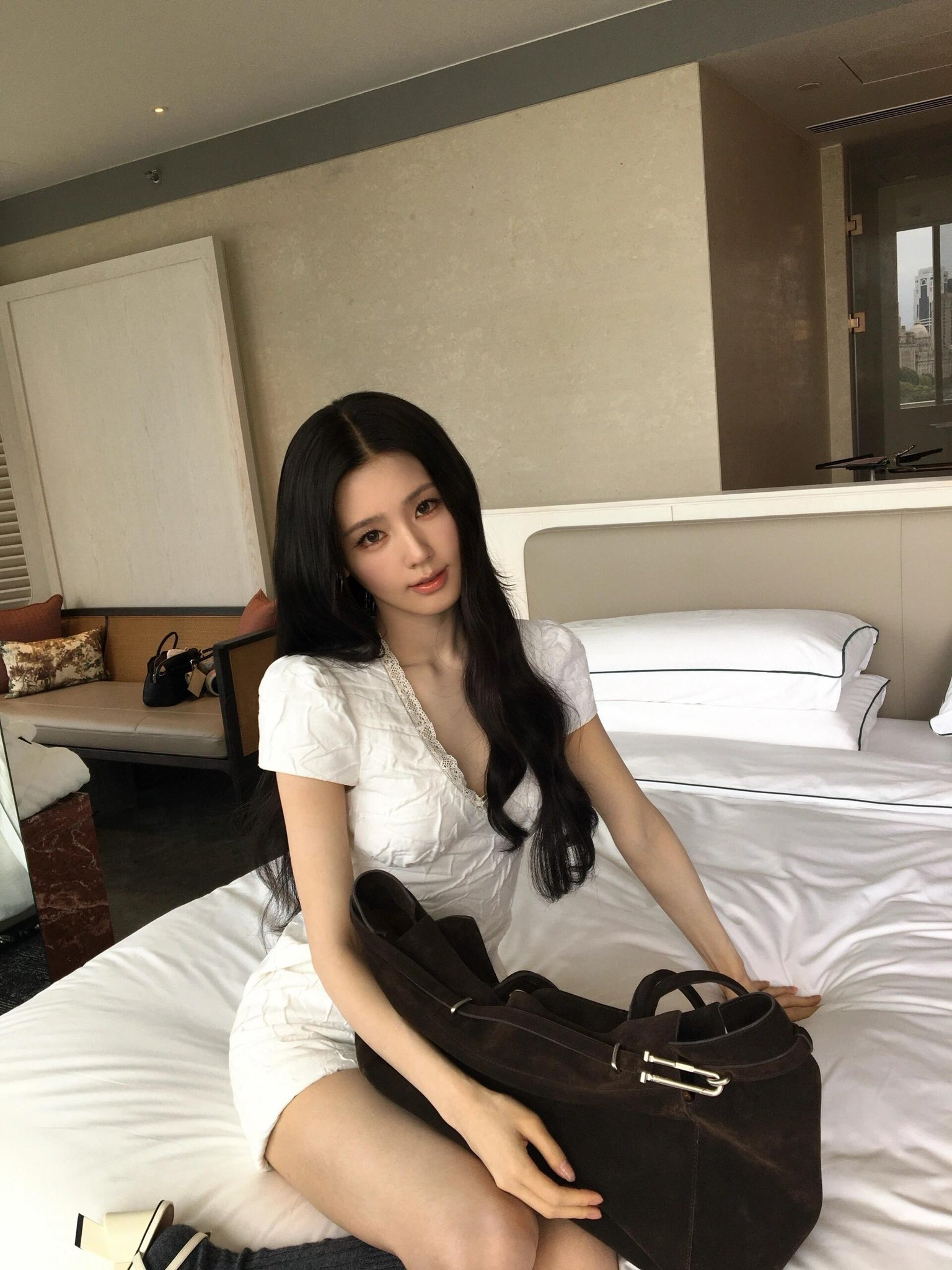 미연 누나 침대에서 정말 예뻐 보여요. 2