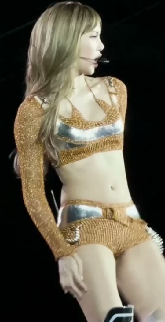 발차기 하는 블랙핑크 리사 집중하게 하는 Y존 엉밑