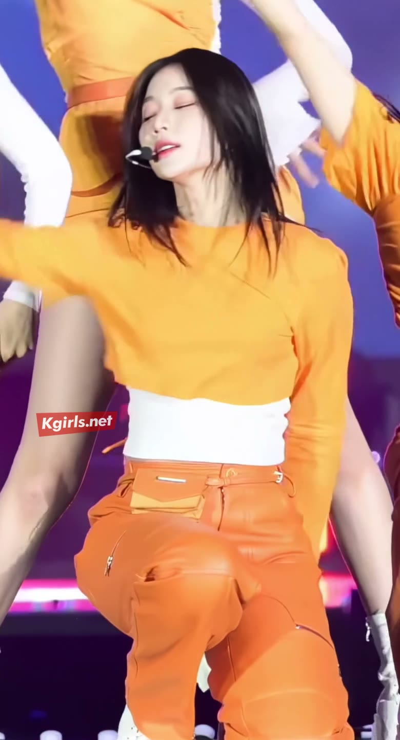 스테이씨 아이사 크롭티 아래로 살짝